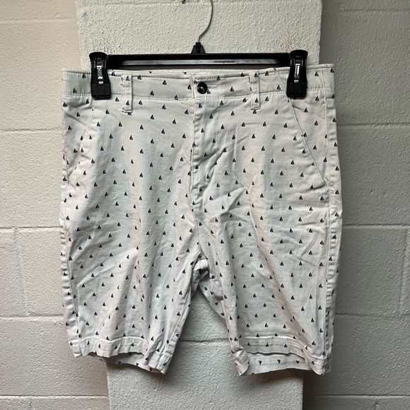 Plugg Other - Plugg White Shorts with Navy Sailboat Pattern. Size 32